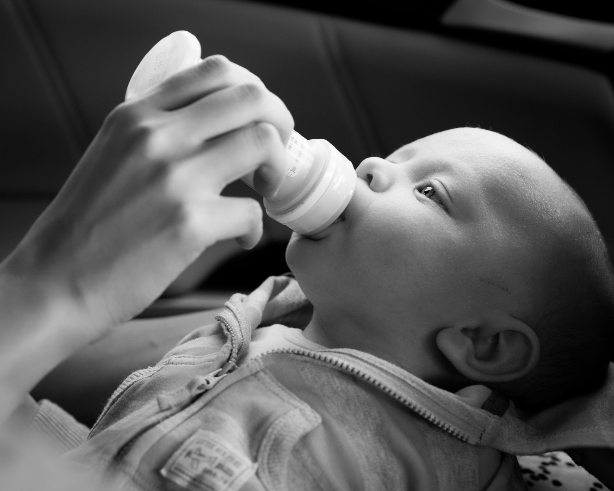 Kết hợp sữa mẹ và sữa công thức sao cho đúng cách