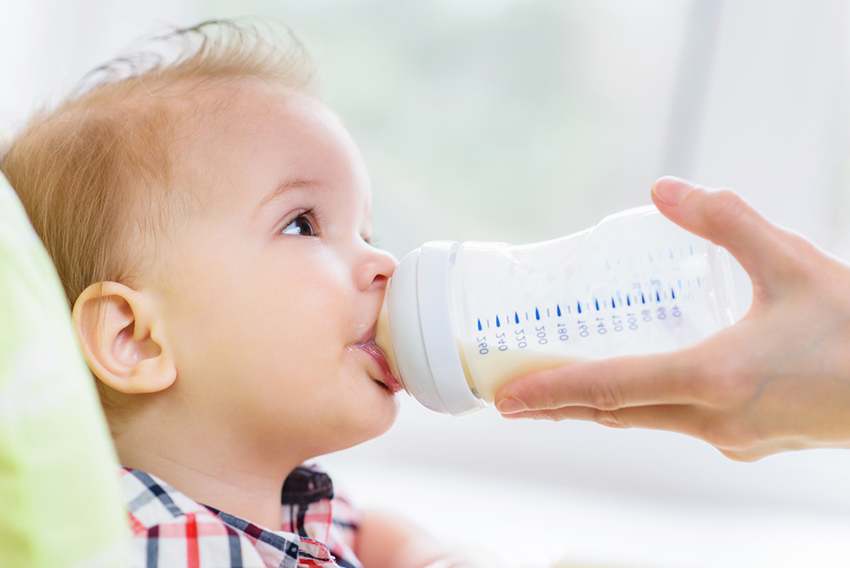 Mách bạn biết trẻ sơ sinh cần bao nhiêu sữa mỗi ngày